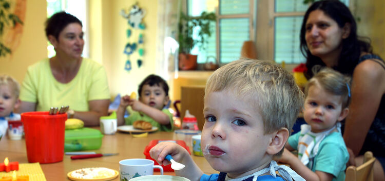 Frühstückspause: Kinder unter drei Jahren im Teck-Kindergarten in Kirchheim.Foto: Jean-Luc Jacques