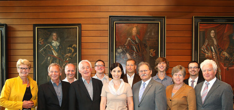 Oberbürgermeisterin Angelika Matt-Heidecker mit elf von zwölf Gemeinderatsmitgliedern, die aus dem Gremium ausgeschieden sind: B