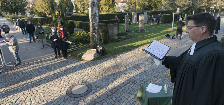 Pfarrer Axel Rickelt hält am Ostersonntag die Auferstehungsfeier auf dem Alten Friedhof in Kirchheim. Foto: Peter Dietrich