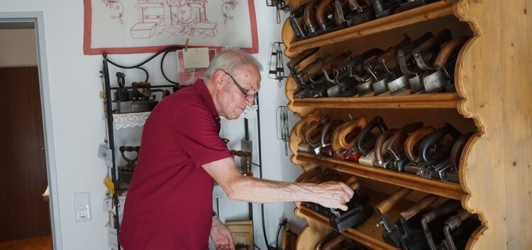 Hans Böhm zeigt seine Schätze an einem der zahlreichen Regale im Haus. Der passionierte Bügeleisensammler hat inzwischen auch se