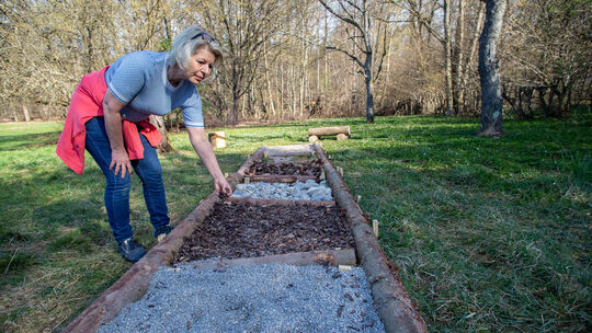 Der Barfußweg aus Steinen, Mulch, Moos und anderen Materialien lässt die Strukturen erspüren und die Herzen höher schlagen. Foto