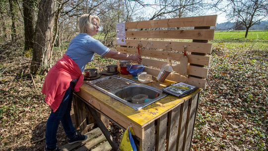 Die Matschküche mit „echten“ Pfannen und Töpfen ist ein echter Hingucker. Foto: Staufenpress Die Matschküche mit „echten“ Pfannen und Töpfen ist ein echter Hingucker. Foto: Staufenpress