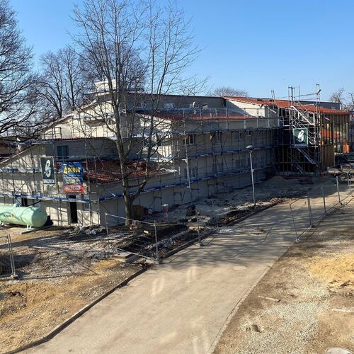 Mit einigen Monaten Verzögerung wird der Wiederaufbau bald fertig, und der Schulbetrieb kann losgehen.Fotos: Michael Koch