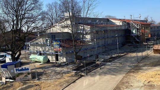 Mit einigen Monaten Verzögerung wird der Wiederaufbau bald fertig, und der Schulbetrieb kann losgehen.Fotos: Michael Koch