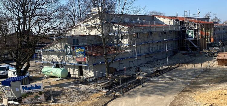 Mit einigen Monaten Verzögerung wird der Wiederaufbau bald fertig, und der Schulbetrieb kann losgehen.Fotos: Michael Koch