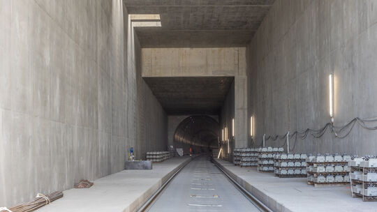 Die Osteinfahrt des Albvorlandtunnels wird erst im späteren Verlauf „rund“. Im vorderen Bereich sind die Luftschlitze für das „S Die Osteinfahrt des Albvorlandtunnels wird erst im späteren Verlauf „rund“. Im vorderen Bereich sind die Luftschlitze für das „S