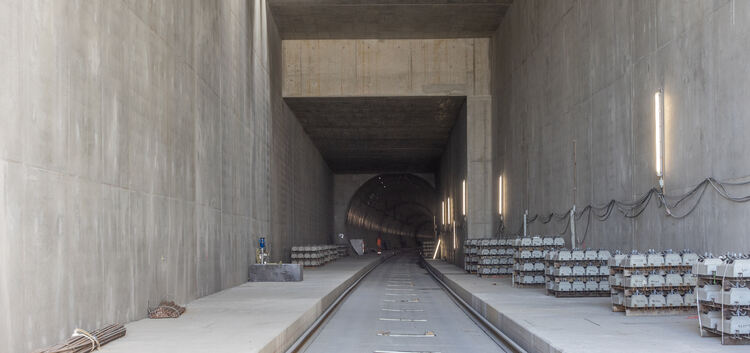 Die Osteinfahrt des Albvorlandtunnels wird erst im späteren Verlauf „rund“. Im vorderen Bereich sind die Luftschlitze für das „S