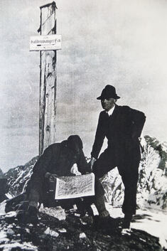 Die Aufnahme zeigt Karl Binder (rechts) bei einem seiner Ausflüge in die Natur.