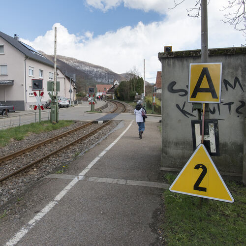 Am Bahnhof Unterlenningen beginnt talaufwärts eine temporäre Langsamfahrstelle - durch Unterlenningen geht es nur im Schneckente