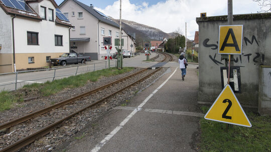 Am Bahnhof Unterlenningen beginnt talaufwärts eine temporäre Langsamfahrstelle - durch Unterlenningen geht es nur im Schneckente
