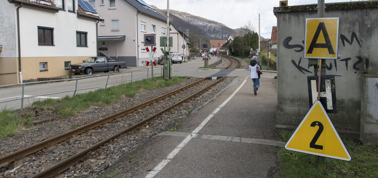 Am Bahnhof Unterlenningen beginnt talaufwärts eine temporäre Langsamfahrstelle - durch Unterlenningen geht es nur im Schneckente