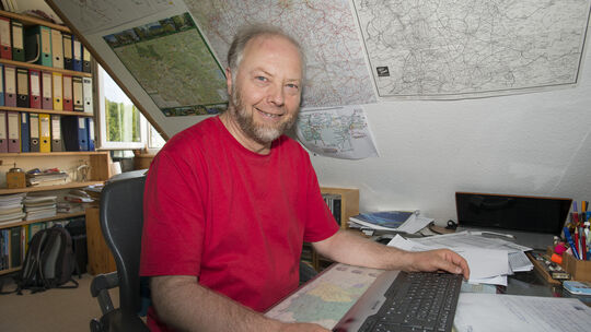 Hartmut Jaißle von der NahverkehrsBeratung Südwest in seinem ­Büro in Unterlenningen - zu seinem Arbeitsplatz gehören natürlich