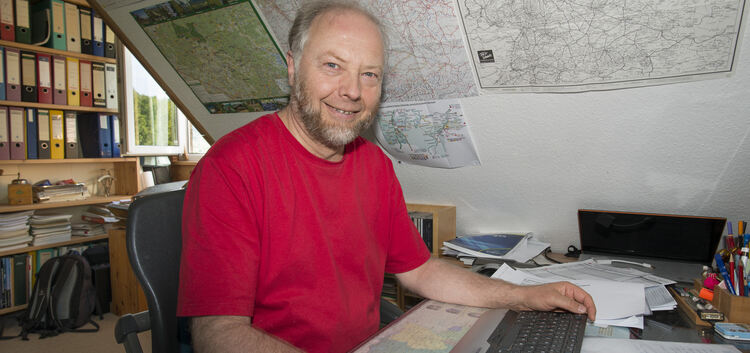 Hartmut Jaißle von der NahverkehrsBeratung Südwest in seinem ­Büro in Unterlenningen - zu seinem Arbeitsplatz gehören natürlich