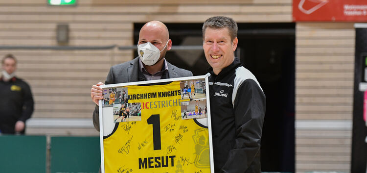 Ehrerbietung zum Abschied: Knights-Geschäftsführer Chris Schmidt überreicht Referee Mesut Aydogdu (rechts) bildhaft das Trikot m