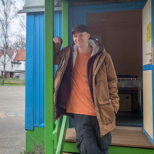 Tim Baur benutzt den Bauwagen auf dem Grundschulgelände in Ohmden gerne als Büro. Zu ihm kommen die Kinder, wenn sie Probleme ha