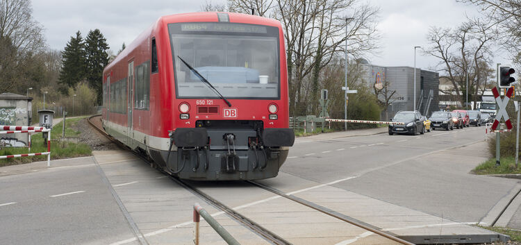 Teckbahn - Dieser Bahnübergang im Süden von Kirchheim darf derzeit nur mit Tempo 20 passiert werden. Foto: pr