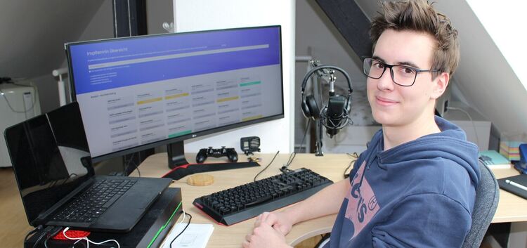 Der 17-jährige Schüler Julian Ambrozy hat alleine die Homepage www.impfterminübersicht.de programmiert, die zeigt, in welchem Ze