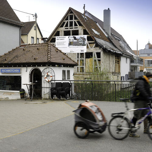Ein Bild, das jeder in Kirchheim kennt: Die Bruckmühle und der Imbiss davor. Foto: Jean-Luc Jacques