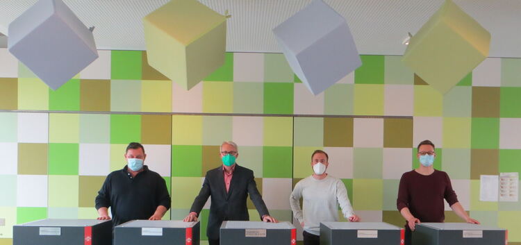 Fünf gespendete „AmbiCubes“ reinigen künftig die Luft in den Klassenräumen der Freihof-Realschule in Kirchheim.