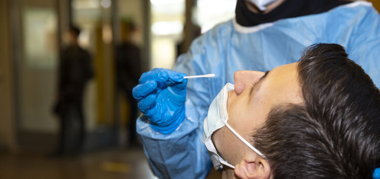 Ein Schüler des Schlossgymnasiums wird auf das Coronavirus getestet. Ab Montag testen sich die Kinder in den meisten Schulen sel