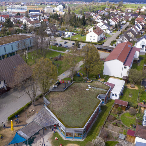 Der Kindergarten (im Vordergrund, mit Flachdach) wird zwischen Schule und Gießnauhalle neu gebaut. Foto: Jean-Luc Jacques