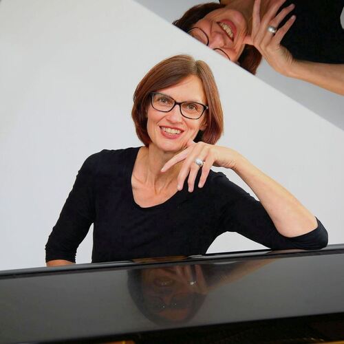 Heidrun Speck ist Pianistin, Chorleiterin und Sängerin in Personalunion.Foto: Rainer Kellmayer