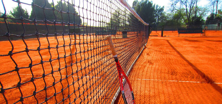 Tennis, Tennisplatz, Netz, SchlägerSymbolfotoauch am 14.8.2019 veröffentlicht