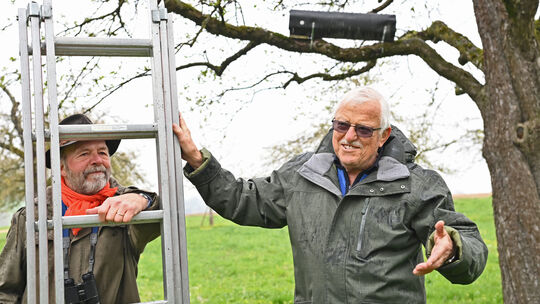 Heinz Schöttner und Dieter Schneider sind jetzt auf den Wiesen unterwegs und kontrollieren die Bruthöhlen. Foto: Markus Brändli Heinz Schöttner und Dieter Schneider sind jetzt auf den Wiesen unterwegs und kontrollieren die Bruthöhlen. Foto: Markus Brändli