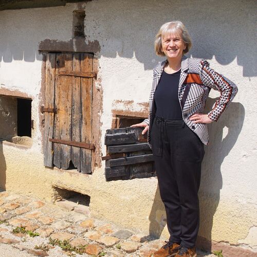 Petra Naumann (links) und Museumsleiterin Steffi Cornelius freuen sich über neues Leben im alten Schweinestall. Foto: Thomas Kry