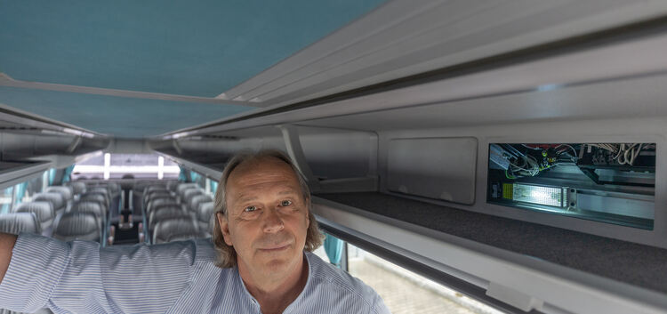 Rainer Burkhardt zeigt das UV-Gerät, das er in den Lüftungskanal seines Reisebusses hat einbauen lassen. Foto: Carsten Riedl