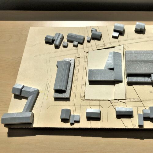 Anhand des Papiermodells wird ersichtlich, wie sich das künftige Feuerwehrhaus in das Ensemble einfügen wird.Foto: Katja Eisenha