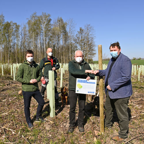 Hermann Eberhardt (2. von rechts) von der Schutzgemeinschaft Deutscher Wald und Sven Strahlendorf (rechts), Leiter der Göppinger