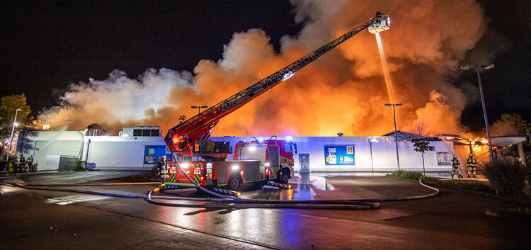 Der Brand der Lidl-Filiale in Wendlingen war einer von zwei Großeinsätzen im Jahr 2020. Insgesamt hatten die Wehren im Kreis run