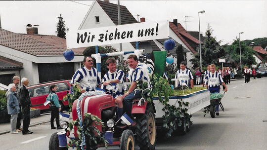 Die Sportkameraden beim festlichen Umzug durchs Dorf. Foto: pr Die Sportkameraden beim festlichen Umzug durchs Dorf. Foto: pr