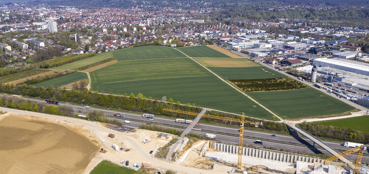 Das Bild zeigt die Fläche des geplanten Gewerbegebiets Bohnau-Süd, nördlich der Autobahn. Erschlossen werden soll es über den De