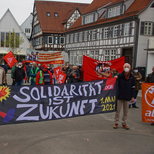 Mit Abstand für eine solidarische Zukunft demonstrieren: 50 Menschen sind am Tag der Arbeit dem Ruf des DGB gefolgt. Foto: Thoma