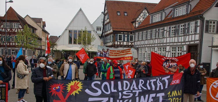 Mit Abstand für eine solidarische Zukunft demonstrieren: 50 Menschen sind am Tag der Arbeit dem Ruf des DGB gefolgt. Foto: Thoma