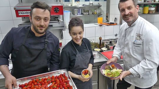 Matthias Kübler und sein Team vom Hotel Fuchsen zaubern entsprechende Köstlichkeiten zum Muttertag. Foto: Sabine Ackermann Matthias Kübler und sein Team vom Hotel Fuchsen zaubern entsprechende Köstlichkeiten zum Muttertag. Foto: Sabine Ackermann