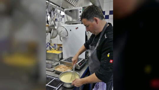 Tino Knoof vom Schäferhof bereitet seine Hollandaise vor. Foto: Sabine Ackermann