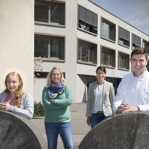 Erfolgreich bei „Jugend debattiert“: Luca Sigmund, die Lehrerinnen Katharina Weberpals und Sandra Kirsamer sowie Gian­carlo Cres