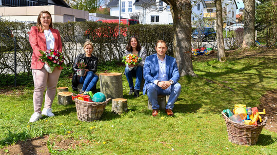 Bürgermeister Marcel Musolf probierte schon mal die Sitzgelegenheiten: Sylvia Rauch, Petra Nitsch vom Tageselternverein und Agne