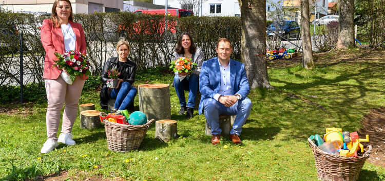 Bürgermeister Marcel Musolf probierte schon mal die Sitzgelegenheiten: Sylvia Rauch, Petra Nitsch vom Tageselternverein und Agne