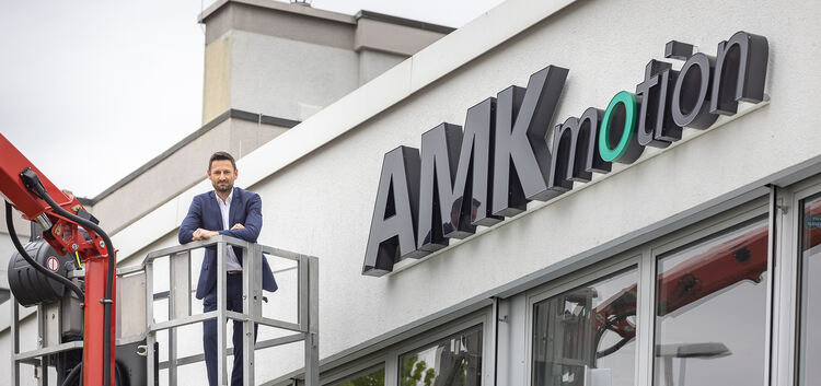 Geschäftsführer Stefan Buchner zeigt sich neben dem Logo von „AMKmotion“ in jeder Hinsicht auf der Höhe der Zeit. Foto: Carsten
