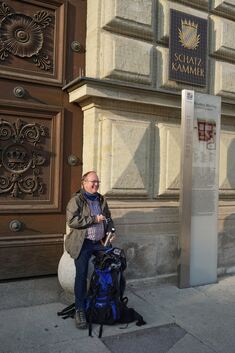 Thomas Horsmann macht eine kleine Pause vor der Münchner Residenz.Foto: Marion Brucker