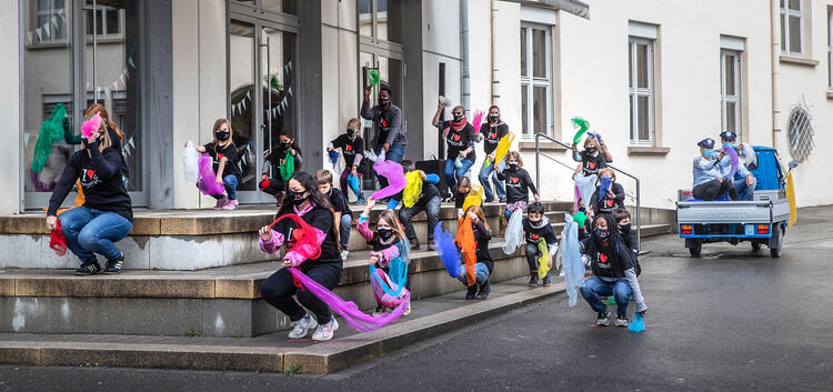 Die Kinder der Nürtinger Mörikeschule tanzen auf dem Schulhof den Flashmob „La Bonita“Foto: Jürgen Holzwarth
