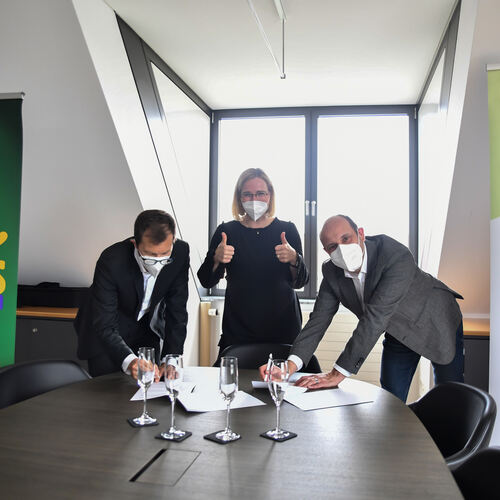 Zwei Autogramme mit Wirkung: Knights-Geschäftsführerin Bettina Schmauder (Mitte) freut sich über die Unterschriften der beiden K