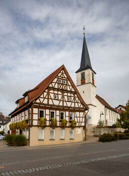 Prägt das Ortsbild: Das Ohmdener Rathaus. Foto: Carsten Riedl