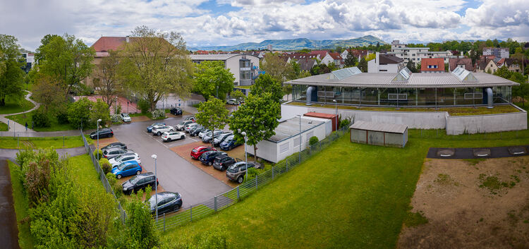 Ein möglicher Standort für einen neuen Kindergarten in Kirchheim wäre der Parkplatz der Alleenschule. Foto: Carsten Riedl