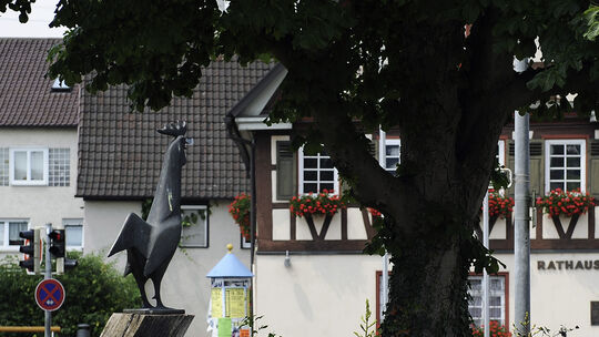 Der Rotgockel hat seinen festen Platz in Ötlingen: einerseits als Sagengestalt, mit der Erwachsene unartigen Kindern Angst macht
