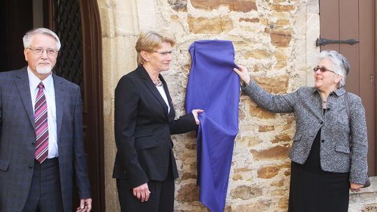 Die Gedenktafel für das Pfarrerehepaar Mörike enthüllten Dekanin Renate Kath (rechts), Oberbürgermeister Angelika Matt-Heidecker